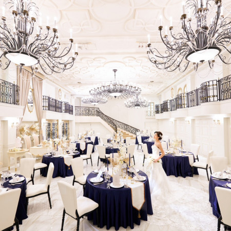 2フロア吹抜けの開放的な空間と、会場へと緩やかなカーブを描いて続くらせん階段が印象的な「メインダイニング」。