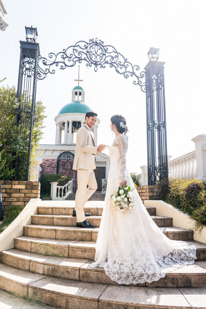 青空のもと、光に包まれたひとときを。上質で特別な一瞬を切り取ったウェディングシーン。