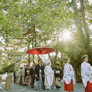 参道を家族と歩む「参進の儀」|浜松八幡宮　楠倶楽部の写真(24293958)