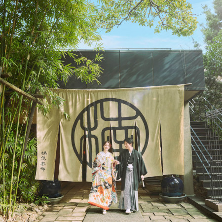 披露宴会場の前では、大暖簾が皆様をおでむかえさせていただきます