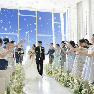 白で統一された空間は、挙式に臨む花嫁の気持ちを表したかのようです|ベイサイド迎賓館(長崎)の写真(11516699)