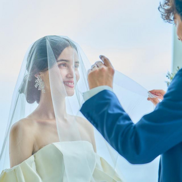 海を眺めるふたつのチャペル