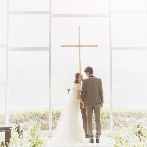 海を眺めるふたつのチャペル