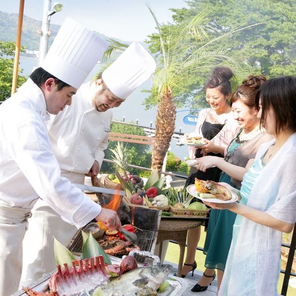 シェフが登場しゲストの皆様の前でグリルパフォーマンス!!|THE VILLA HAMANAKO(ザヴィラハマナコ)の写真(537599)