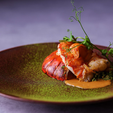 豪快に焼き上げたカナダ産オマール海老。ホウレン草と塩味の効いたサルシッチャのクスクスサラダ。濃厚なアメリケーヌソースと抹茶の香り。