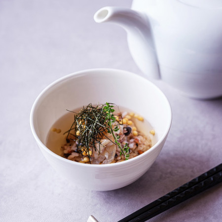 雑穀米の出し茶漬け。天然真鯛の甘味と花穂紫蘇。