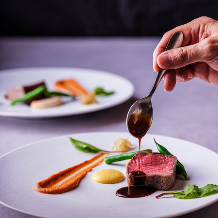 低温でじっくり焼き上げた網焼き牛ロース。オランディーズソースとフォンドヴォの2種ソースで。長崎産にんじんのピュレと共に。