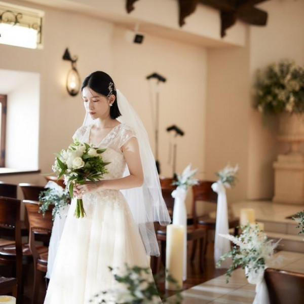 洗練された大理石のバージンロードや、白壁に木の温もりを添えた空間がふたりを祝福します。