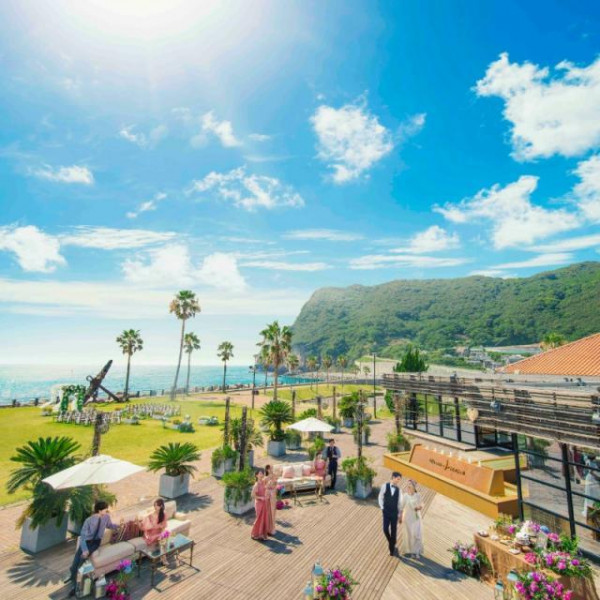 披露宴会場にはテラスがついており、自由に屋外に行き来が可能。テラスでの写真撮影やスイーツビュッフェも