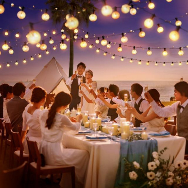 夕方からのパーティでは夕陽が海へ沈む絶景や、花火などの演出が叶う