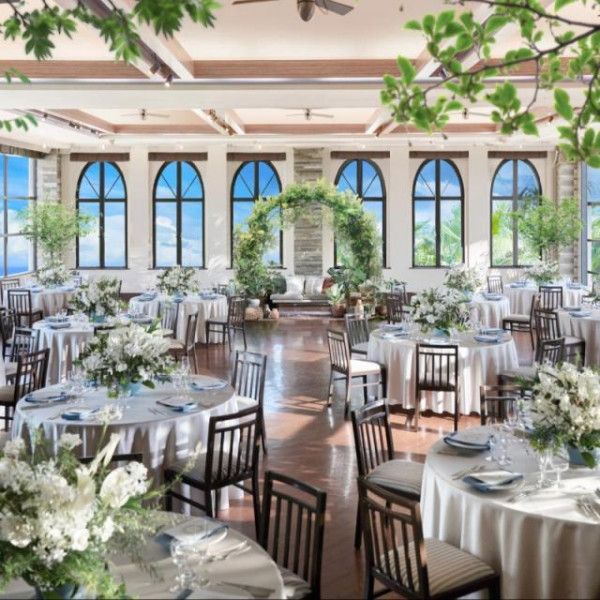 シンプルながらも落ち着きある空間で、大切な人たちといつも通りの距離でくつろぎながら会話を楽しめます。