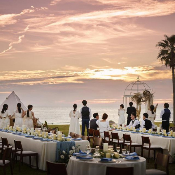 夕方からのパーティでは夕陽が海へ沈む絶景や、花火などの演出が叶う