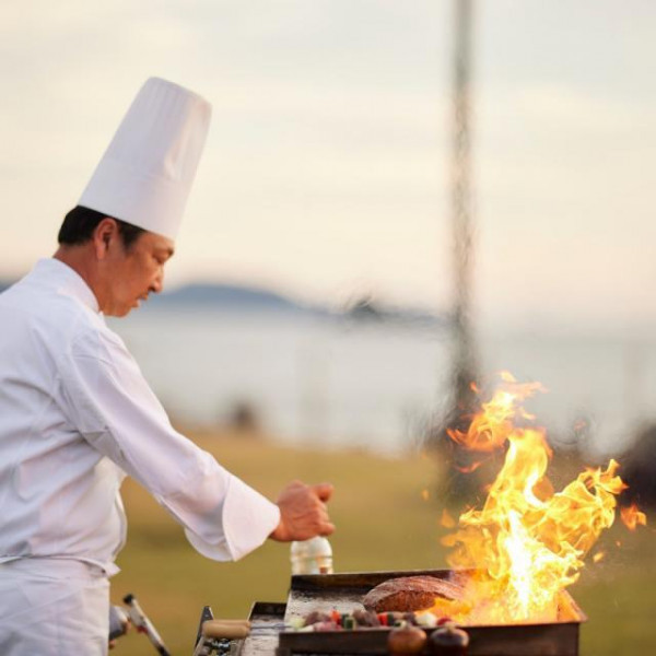 ライブキッチンでのダイナミックな演出が、五感で楽しむ贅沢なひとときをお過ごしいただけます。