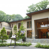 空間も時間も自由に使い、完全貸し切りでゆっくりと寛げる軽井沢の「別荘ウエディング」おふたりらしいアイディアで、建物全部を使いこなして