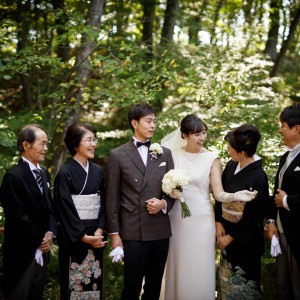 挙式の前後に撮影する家族写真。豊かな緑に囲まれてゆったり流れる時間に、家族もみんな自然とリラックスした表情に。|軽井沢倶楽部 有明邸の写真(8309803)