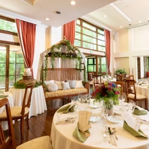 自然光が降り注ぎ木の温もり溢れるアットホームなダイニング