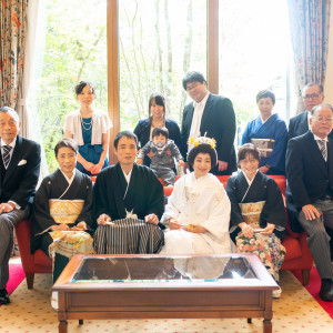 挙式後、リビングにて家族写真|軽井沢倶楽部 有明邸の写真(4871414)