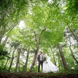 背の高い木立に囲まれたプライベート感溢れるフォトウエディング