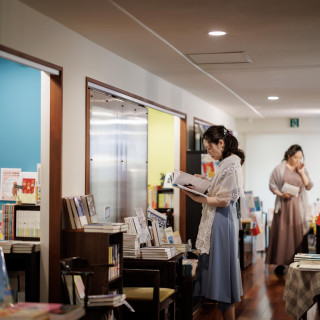 食事が始まるまでの待ち合い時間には、隣のブックカフェで好きな本を選べるブックマルシェ演出を