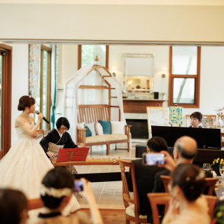 扉の向こうから聞こえてきた箏とピアノの優しい音色に、花嫁の歌声を重ねる美しい演出でした