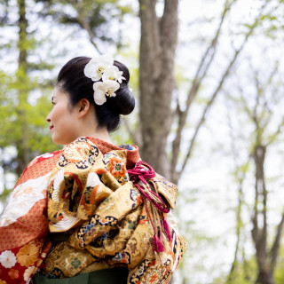 成人式に作っていただいた振袖を花嫁支度にアレンジした着付けに、地毛で結った日本髪も美しい