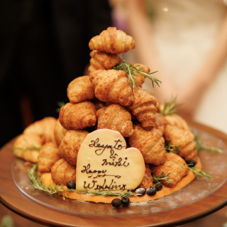 パン屋さん巡りが大好きな花嫁のリクエストでご用意したクロワッサンタワー