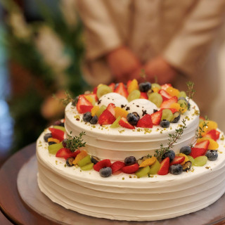 “雪の妖精”シマエナガをモチーフにしたWケーキやホタテをあしらった前菜で北海道らしさを表現