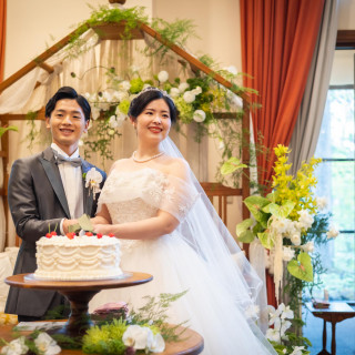チェリーとクリームデコが昭和なウエディングケーキもふたりの結婚式のイメージにぴったり。