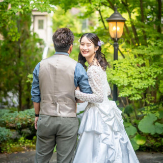 立体レース袖に、ふんわり重なるドレープと、大きなリボンが映えるクラシカルな手仕事ドレス