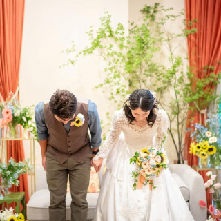 お色直し入場後のメインソファーで一礼。花嫁の大好きな向日葵がいっぱいの夏の結婚式