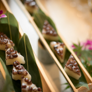 水無月（6月の歳時菓子）が青竹の舟に並ぶ季節感あふれる和婚のビュッフェ