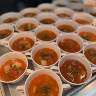 新婦が幼少時代に家族で住んでいたハンガリーの伝統料理「グヤージュ」も大切な家族の想い出