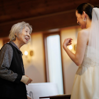 家族ひとりひとりが署名した花びらを持ってふたりの元へ。祝福と感謝の詰まった結婚証書の完成