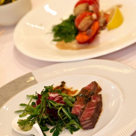 おもてなしにふさわしい極上の肉料理。家族の作った野菜等の持込みも可能。ふたりの思い出や家族の想いを反映した一皿など、その日だけの「エピソードメニュー」をシェフに相談して|軽井沢倶楽部 有明邸の写真(278327)