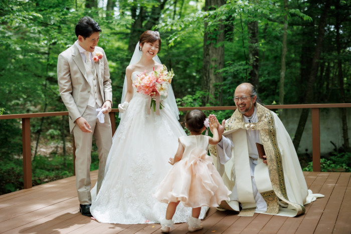 優しい司祭はお子様にも人気。式後の写真撮影はもちろん、ご両親との語らいも大切な時間です