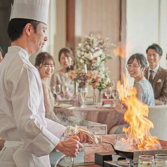 【歓声があがる料理演出】会場いっぱいに香りと音が広がる仕上げのフランベ