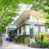 表参道の通り沿いにある「アクアグラツィエ グランドサロン」 国内だけでなく海外の有名ドレスも多数セレクトされている