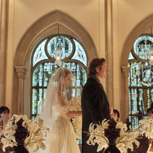 ゲスト席から写真を撮るとドレスの広がる姿の背景にはきれいなステンドグラスが！|セントグレース大聖堂(青山)の写真(31775613)