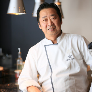パリの日本大使館付仏料理部門料理長に就任後、公式晩餐会をはじめ、世界のVIPの料理を担当。