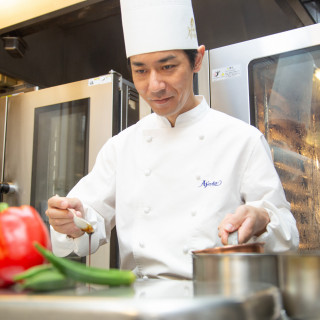パリの日本大使館付仏料理部門料理長に就任後、公式晩餐会をはじめ、世界のVIPの料理を担当。