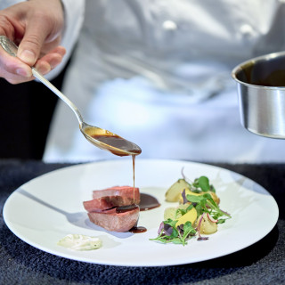 各会場に専用の厨房を完備し、できたてのお食事でおもてなし