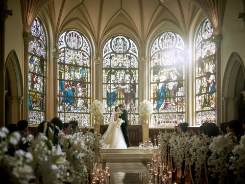 独立型チャペルが魅力の会場」｜独立型のチャペルで前面にステンド