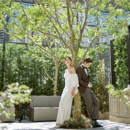 ノリータ邸のシンボルツリーを活かした新郎新婦ショット|セントグレース大聖堂(青山)の写真(52309412)