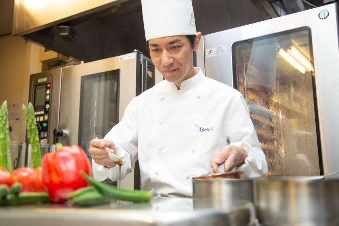 パリの日本大使館付仏料理部門料理長に就任後、公式晩餐会をはじめ、世界のVIPの料理を担当。