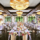 「THE BALL ROOM」は120名着席可能。シャンデリアが特徴の会場。上質で華やかなウエディングにピッタリ。