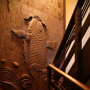 迫力のある鯉の滝登り
ゲストに楽しんでいただけるよう、館内に散りばめられた工芸品や装飾が多数あります|THE KAWABUN NAGOYA（ザ・カワブン・ナゴヤ）の写真(667616)