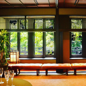 窓から竹林と池、錦鯉をのぞみ、優雅にお待ちいただけるお待合室|THE KAWABUN NAGOYA（ザ・カワブン・ナゴヤ）の写真(25109622)