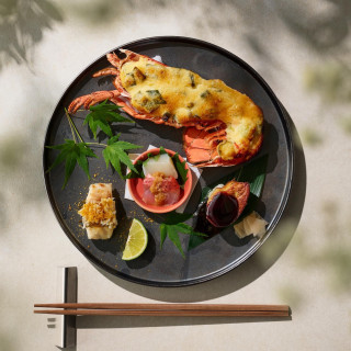 お料理は食べやすくカットされ、必ずお箸を用意。乾杯前のおもてなし前菜も嬉しいサービス。