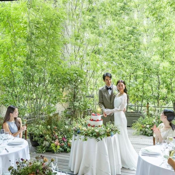 爽やかな緑に包まれたテラスで、ケーキ入刀やデザートビュッフェなどの演出も大人気！
