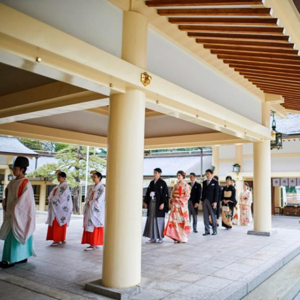 「昔から憧れていた花嫁行列をしたい」という花嫁に人気なのが、提携神社で行う神前式